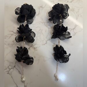 Triple flower Black earrings